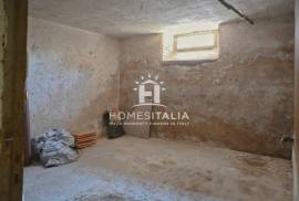 Apartment to renovate with cellar