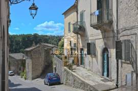 Apartment to renovate with balconies