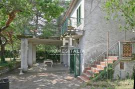 Villa to renovate with large garden