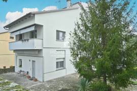 Renovated apartment with terrace and garage