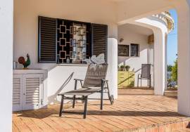 Spacious 3 bedroom villa with garage conversion guest annex & plunge pool. Near Moncarapacho