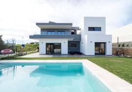 Modern 3-Bedroom Villa with Pool Between Portimão and Lagos