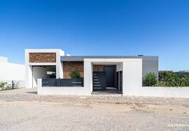 Modern 3-Bedroom Villa with Pool Between Portimão and Lagos