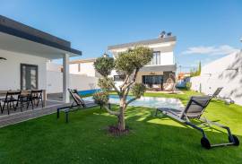 Stunning 4-Bedroom Villa with Garden and Pool in Vila Nogueira de Azeitão