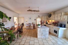 Large Winegrower's House With 220 M2 Of Living Space, Very Large Garage, Courtyards And Terraces, 15 Minutes From The Beaches Of The Bassin De Thau.