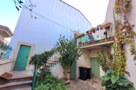 Large Winegrower's House With 220 M2 Of Living Space, Very Large Garage, Courtyards And Terraces, 15 Minutes From The Beaches Of The Bassin De Thau.