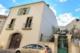 Large Winegrower's House With 220 M2 Of Living Space, Very Large Garage, Courtyards And Terraces, 15 Minutes From The Beaches Of The Bassin De Thau.