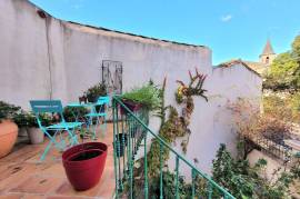 Large Winegrower's House With 220 M2 Of Living Space, Very Large Garage, Courtyards And Terraces, 15 Minutes From The Beaches Of The Bassin De Thau.