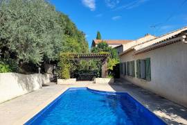 Cosy Single Storey Villa With Garden, Garage And Pool