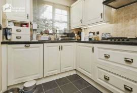 3 bedroom, Semi-detached house for sale