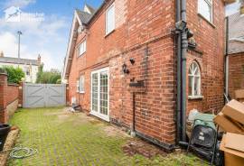 3 bedroom, Semi-detached house for sale