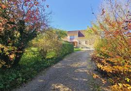 Agence Eleonor aimerait vous presenter cette ancienne \'Salle des Fetes\' en pierre, magnifiquement renovee avec piscine, sans vis a vis. Situee au cœur d\'un village de caractere sur les rives de la Dordogne.