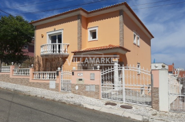 5 bedroom bank villa on a plot of 324 m2 located in Santa iria da Azoia