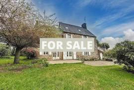 Detached Country House with Outbuilding