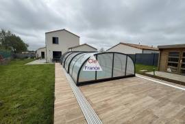 Contemporary Detached House with Covered Swimming pool