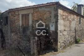 Stone house for restoration with good access and views of the village