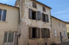 House full of character to completely renovate. Possibility to create two or three apartments. Mains drainage.