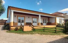 Farm with rustic 4-bedroom house, annex and land - a few minutes from Obidos