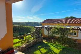 Farm with rustic 4-bedroom house, annex and land - a few minutes from Obidos