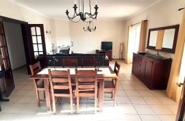 Farm with rustic 4-bedroom house, annex and land - a few minutes from Obidos