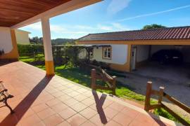 Farm with rustic 4-bedroom house, annex and land - a few minutes from Obidos