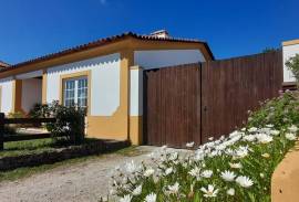 Farm with rustic 4-bedroom house, annex and land - a few minutes from Obidos