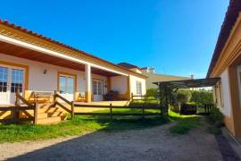 Farm with rustic 4-bedroom house, annex and land - a few minutes from Obidos