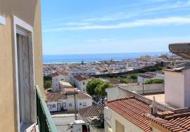 Top Floor 2 Bedroom Apartment with Sea View Only a short Walk from the City Walls