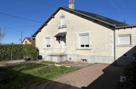 €86000 - Town House with Enclosed Garden and Garage