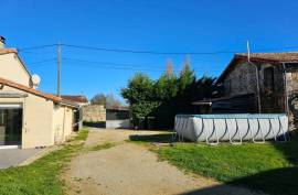 €196808 - Pretty House with Outbuildings