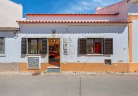 Townhouse with Good Sun Exposure located in Mexilhoeira Grande