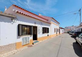 Townhouse with Good Sun Exposure located in Mexilhoeira Grande