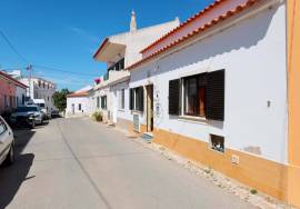 Townhouse with Good Sun Exposure located in Mexilhoeira Grande