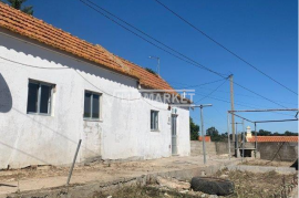 Urban banking building consisting of 3 single storey townhouses located on the Sado Beaches