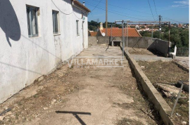 Urban banking building consisting of 3 single storey townhouses located on the Sado Beaches