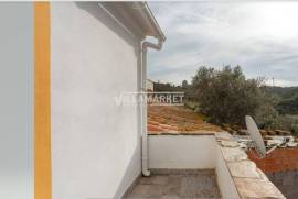 Single storey building consisting of 3 villas 1 T1 and 2 T0 located in the center of the village of Cachopo in the municipality of Tavira