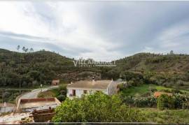 Single storey building consisting of 3 villas 1 T1 and 2 T0 located in the center of the village of Cachopo in the municipality of Tavira