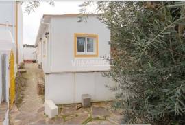 Single storey building consisting of 3 villas 1 T1 and 2 T0 located in the center of the village of Cachopo in the municipality of Tavira