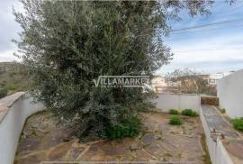 Single storey building consisting of 3 villas 1 T1 and 2 T0 located in the center of the village of Cachopo in the municipality of Tavira