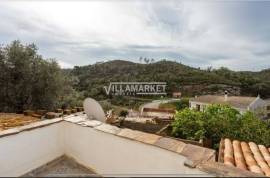 Single storey building consisting of 3 villas 1 T1 and 2 T0 located in the center of the village of Cachopo in the municipality of Tavira