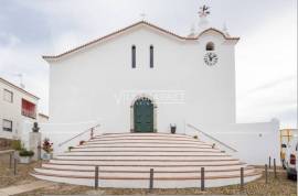 Single storey building consisting of 3 villas 1 T1 and 2 T0 located in the center of the village of Cachopo in the municipality of Tavira