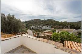 Single storey building consisting of 3 villas 1 T1 and 2 T0 located in the center of the village of Cachopo in the municipality of Tavira