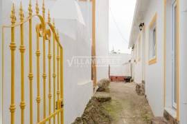 Single storey building consisting of 3 villas 1 T1 and 2 T0 located in the center of the village of Cachopo in the municipality of Tavira