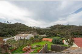 Single storey building consisting of 3 villas 1 T1 and 2 T0 located in the center of the village of Cachopo in the municipality of Tavira