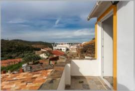 Single storey building consisting of 3 villas 1 T1 and 2 T0 located in the center of the village of Cachopo in the municipality of Tavira