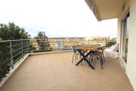 2 bedroom apartment with parking located in Pêra- Annual Rental