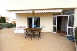 2 bedroom apartment with parking located in Pêra- Annual Rental