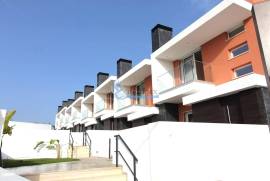 New 3 bedroom townhouse located in an exclusive condominium - Branqueira