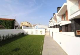 New 3 bedroom townhouse located in an exclusive condominium - Branqueira