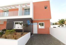 New 2 bedroom townhouse located in an exclusive condominium - Branqueira